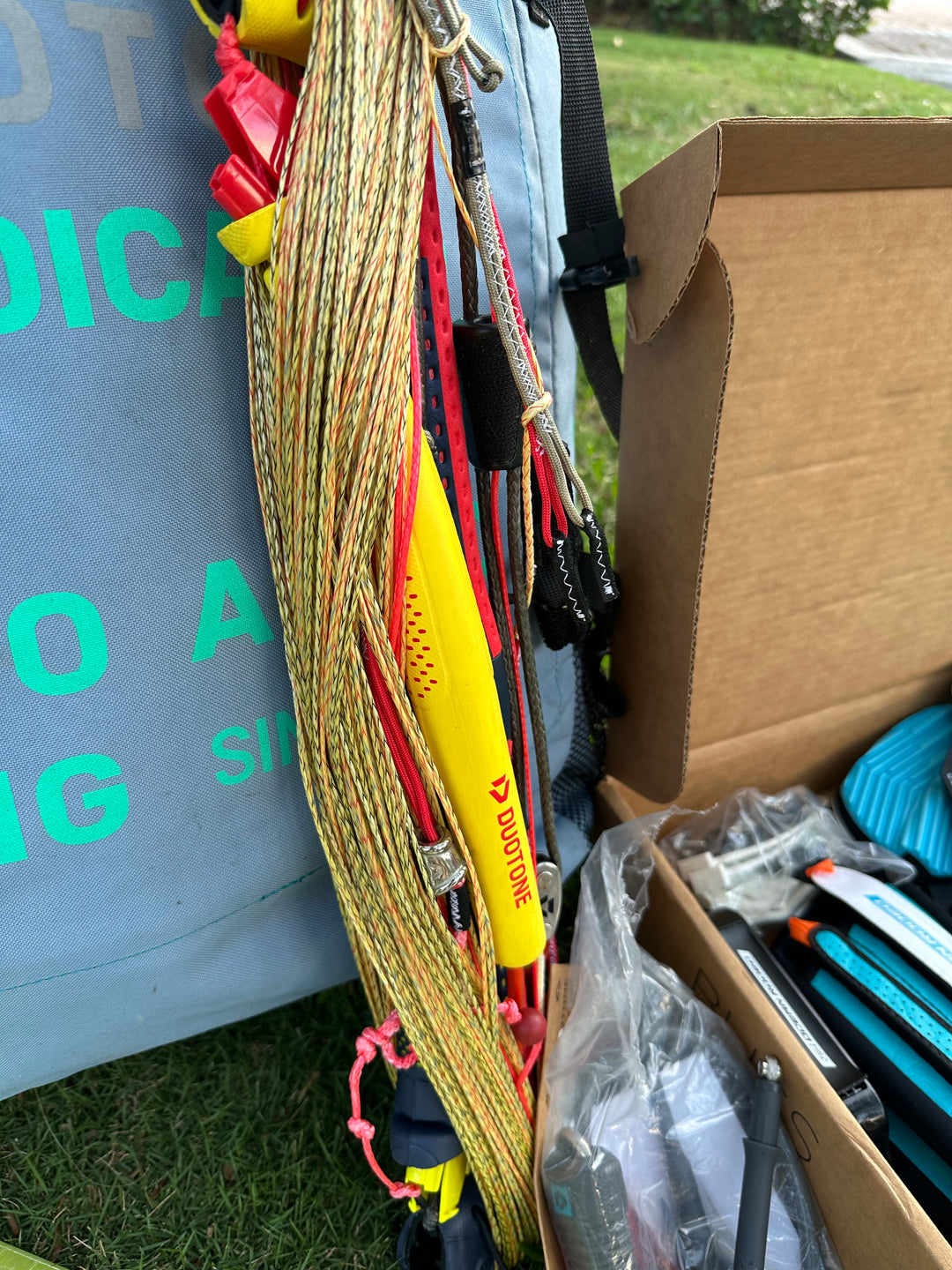 Lightwind Kite Gear Package - 14m Kite, 165cm Twintip & Bar