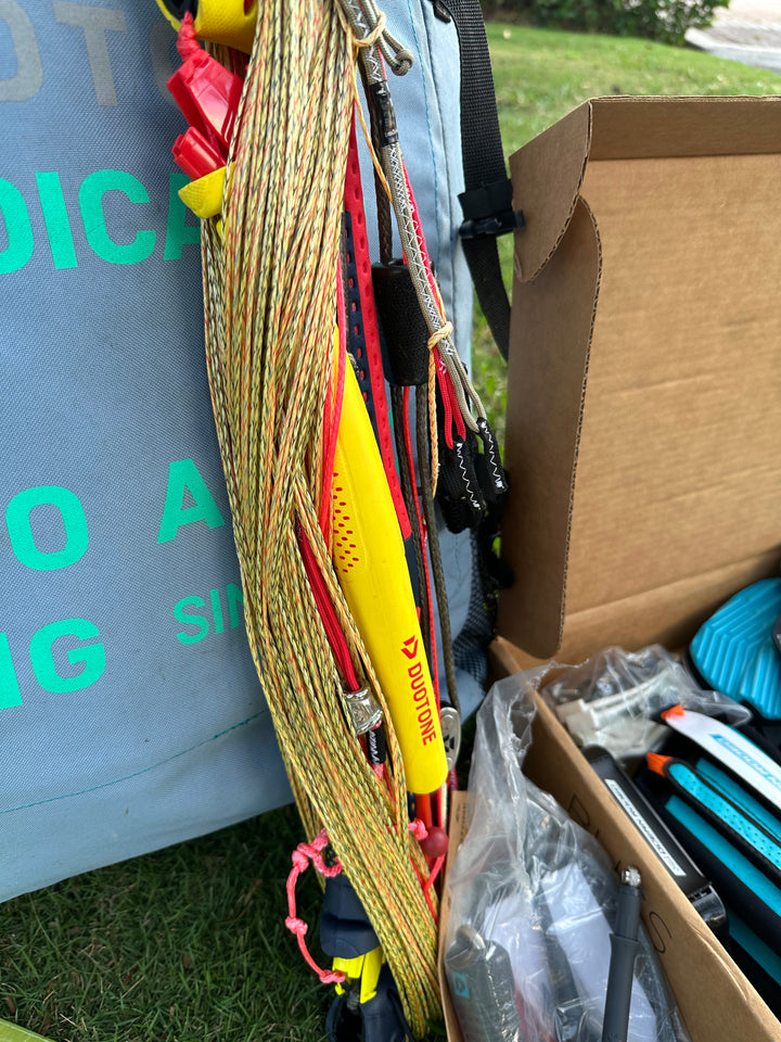 Lightwind Kite Gear Package - 14m Kite, 165cm Twintip & Bar