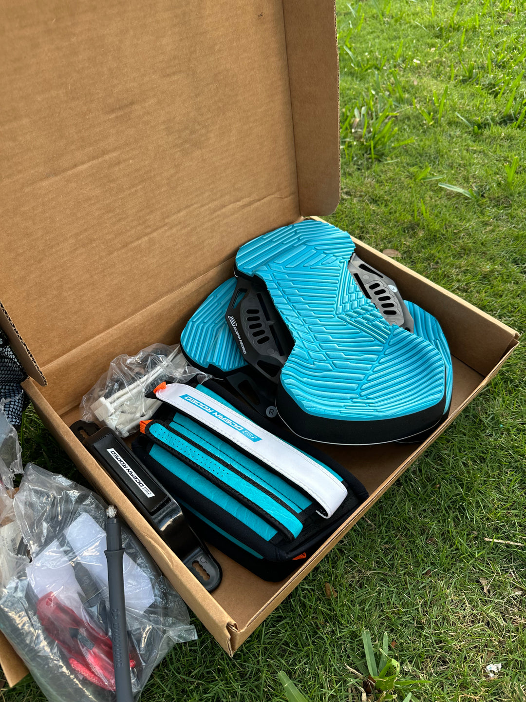 Lightwind Kite Gear Package - 14m Kite, 165cm Twintip & Bar