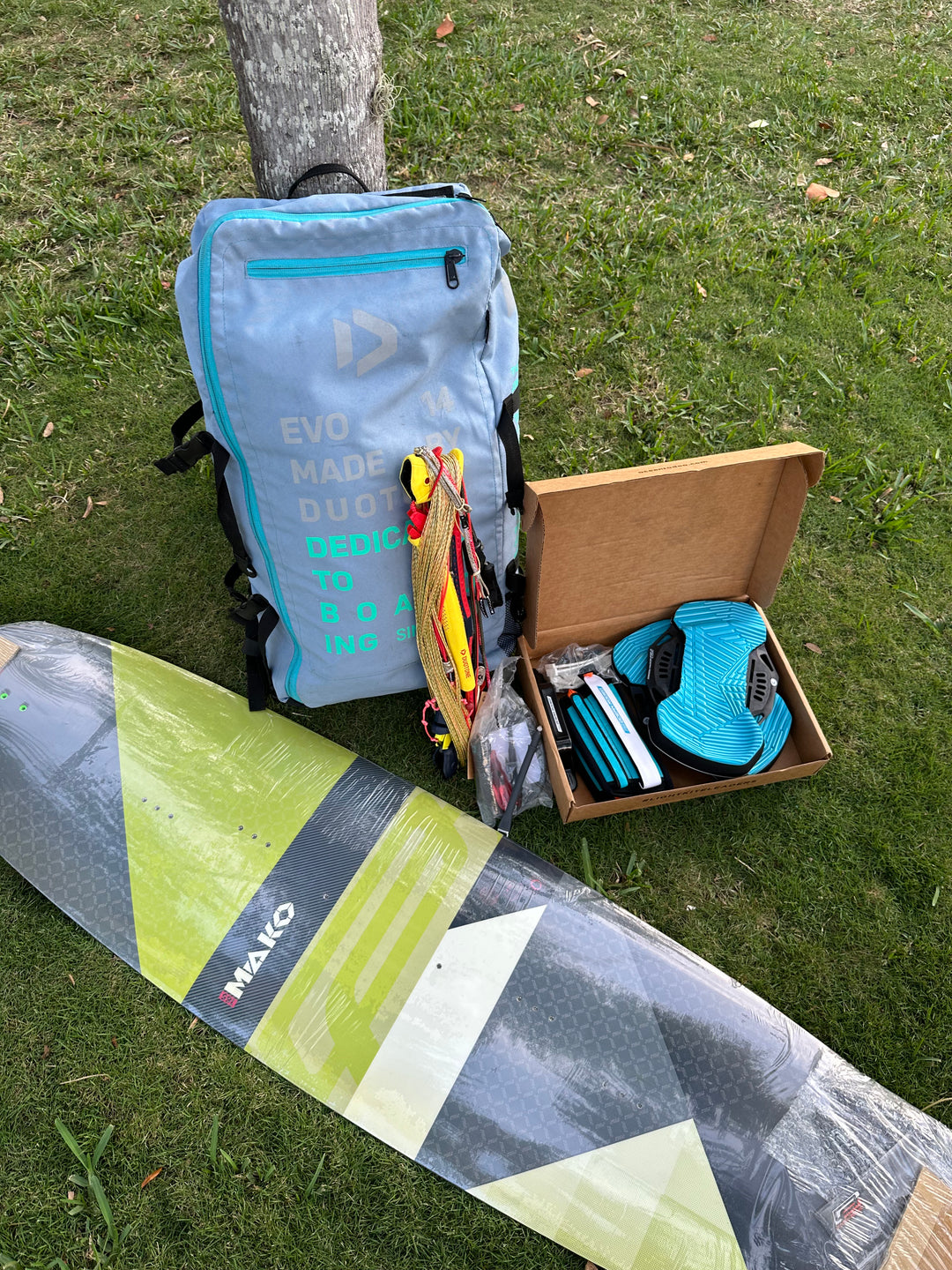 Lightwind Kite Gear Package - 14m Kite, 165cm Twintip & Bar