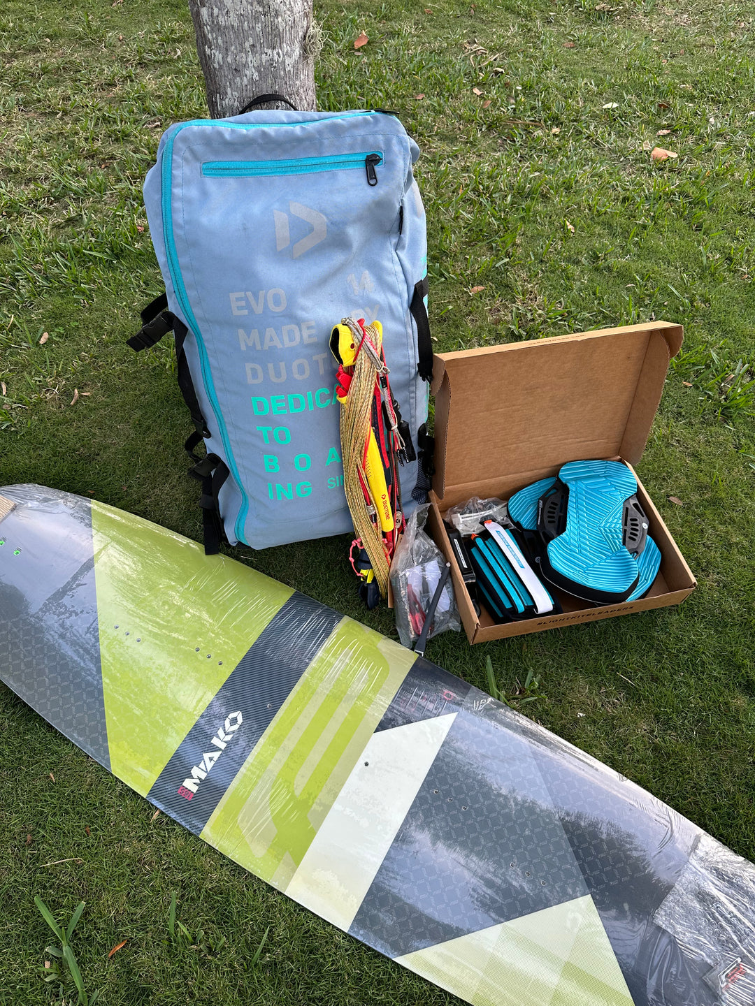 Lightwind Kite Gear Package - 14m Kite, 165cm Twintip & Bar